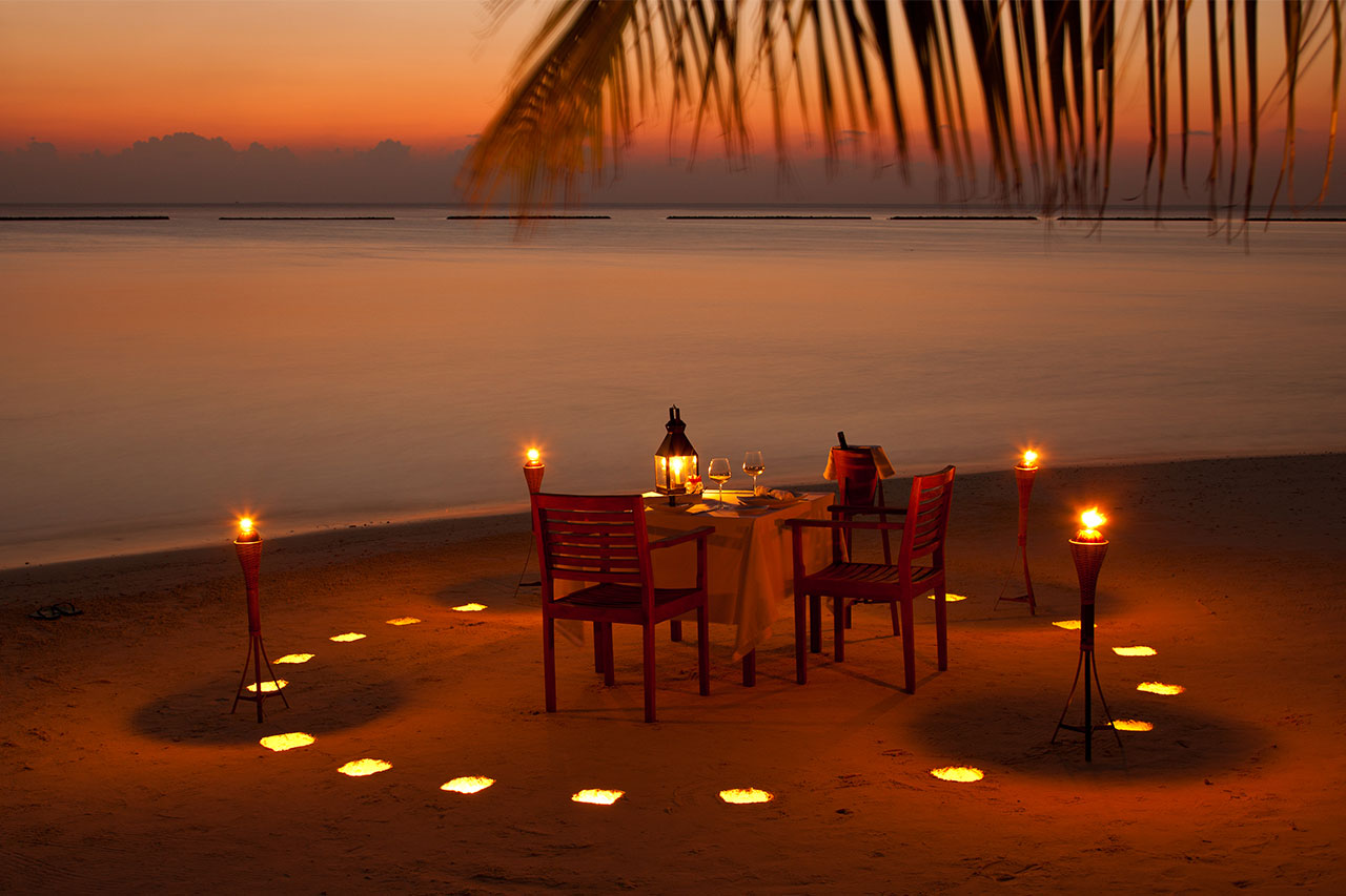Вечер. Романтический вечер. Романтический ужин на берегу моря. Романтический вечер на берегу моря. Ужин на пляже при свечах.